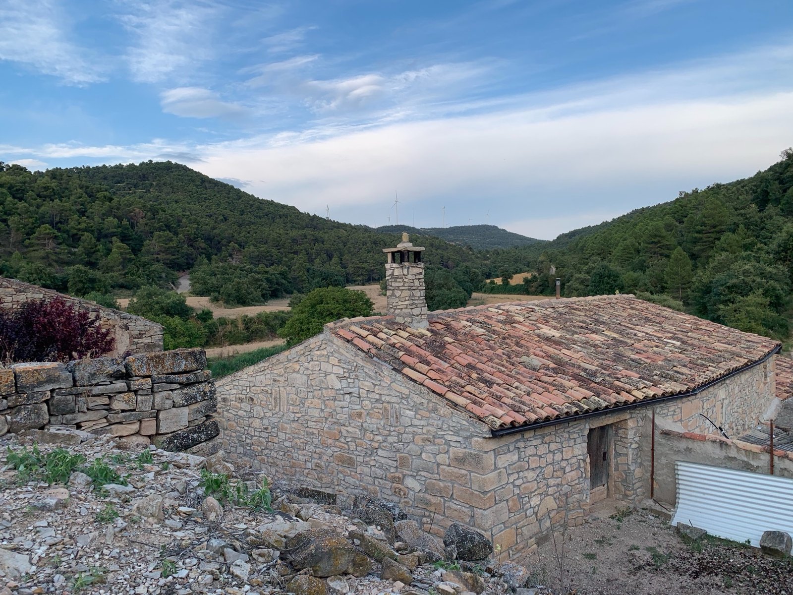 Casa de piedra con chimenea