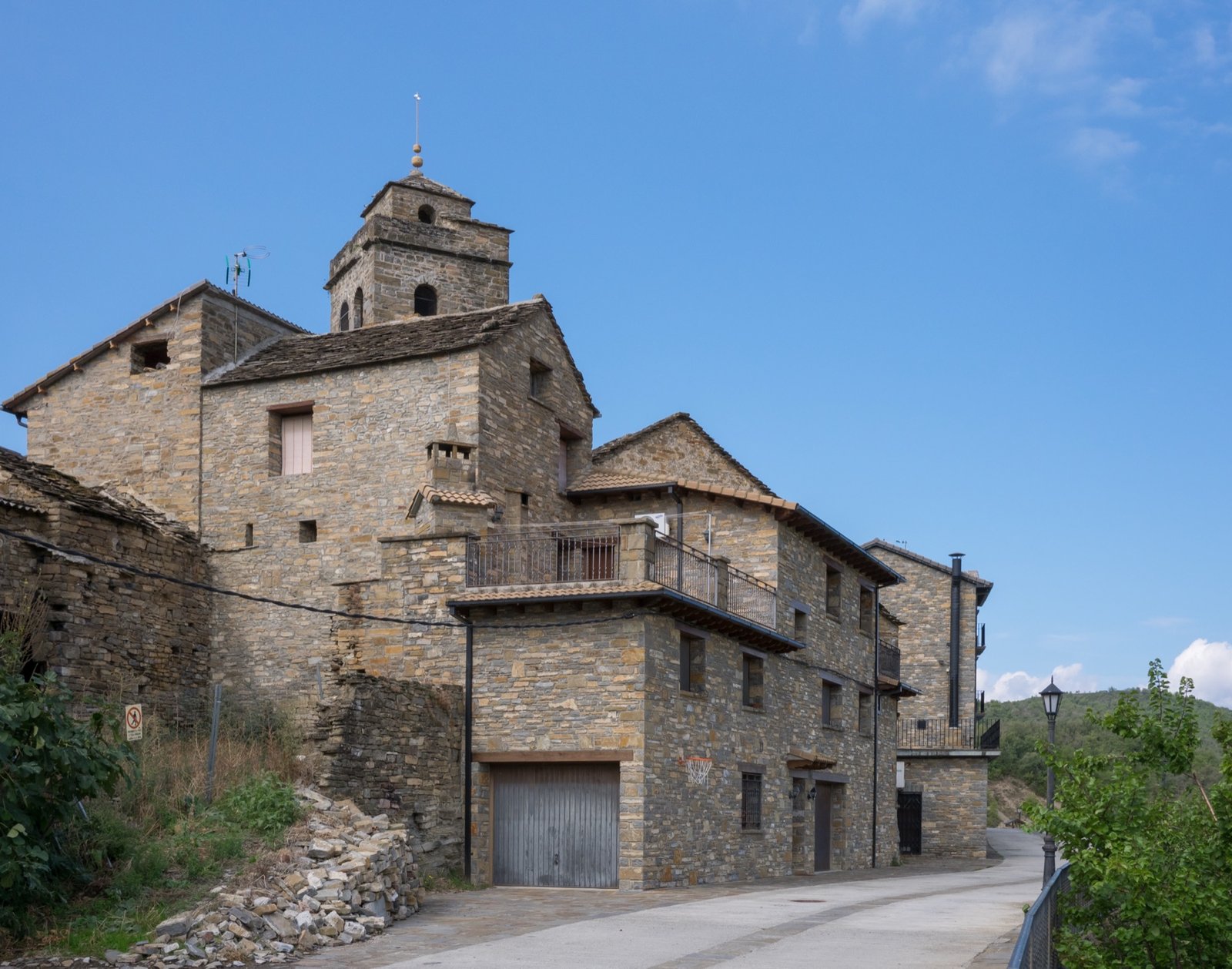 Calle de piedra del pueblo